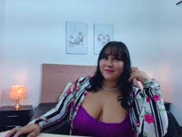 Soy una chica reservada, y muchas veces me cuesta ser la primera en hablar. No porque no tenga qué decir, sino porque mi timidez suele ganarme. Tengo una cara que muchas personas describen como bonita, con rasgos suaves y una expresión tranquila.