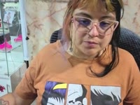 Tiene una presencia que atrae sin esfuerzo: una mirada cálida que invita a acercarse y una sonrisa suave que desarma. Su forma de moverse es natural, segura, con ese encanto silencioso que resulta profundamente sexy. Pero lo que más enamora es su ternura: la manera en que escucha, cómo cuida los detalles y transmite calma. Es sensual sin proponérselo, tierna sin dejar de ser fuerte, y deja una sensación dulce que permanece incluso cuando ya no está.