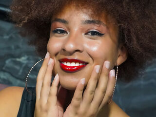 cam girl playing with vibrator CemileTemplaz