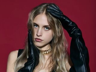 camgirl masturbating with dildo EveTottingham