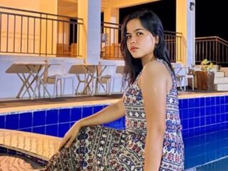 hot cam girl fingering shaved pussy HershieGray