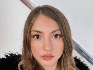 camwhore fingering shaved pussy KyraKur