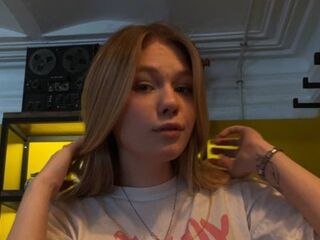 cam girl playing with vibrator NicholGatz