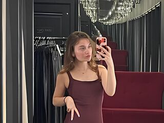 naked girl with webcam masturbating with vibrator OdelynBreed