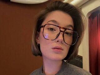 naked camgirl fingering pussy SheilaSweezer