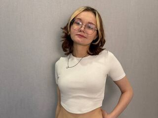hot cam girl fingering shaved pussy ShemikaDestro