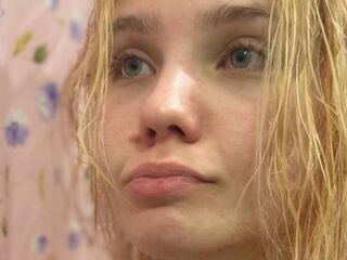 camslut spreading pussy YallyGreen